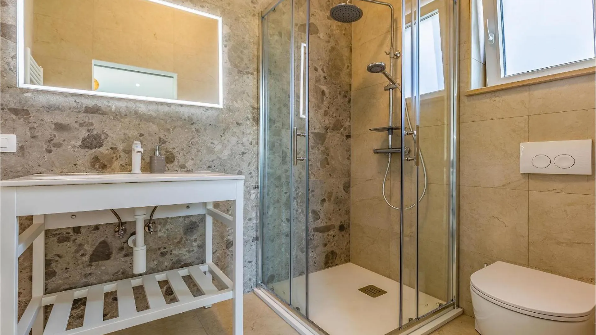2 Bedroom Lovely Home In Hrboki Croatia