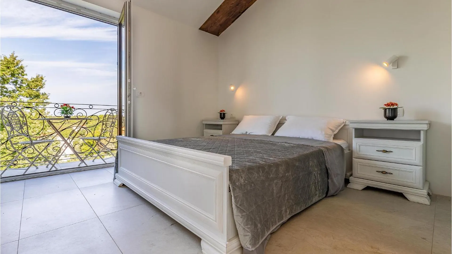 2 Bedroom Lovely Home In Hrboki Holiday home